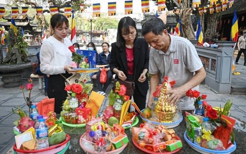 Chuẩn bị lễ mặn dâng ban Thánh tại đền Ứng Thiên